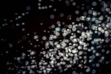 Siyah arkaplan üzerindeki soyut bokeh dokusu