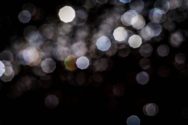 Siyah arkaplan üzerindeki soyut bokeh dokusu