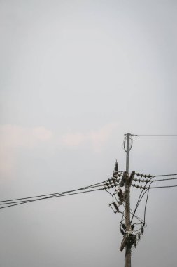 açık gökyüzü arka planına sahip elektrik direği