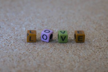 Mantar pano arka planında aşk mektupları