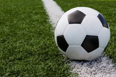 Futbol topu beyaz çizgi arkaplanda sahada