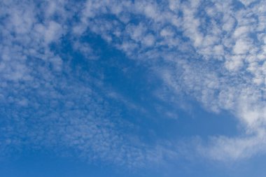 Mavi gökyüzü ve bulutlar güneşli gün