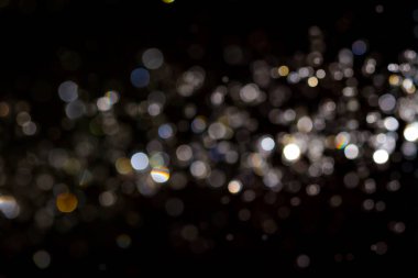 Siyah arkaplan üzerindeki soyut bokeh dokusu