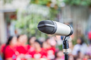 Bulanık arkaplan olan halka açık alanda mikrofonu kapat