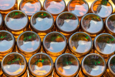 Alttaki bira şişesinin arka planı.