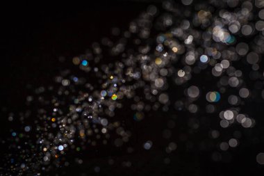 Sudan Bokeh arkaplanı ve siyah arkaplanı olan ışık