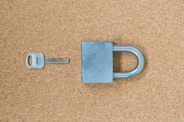 Mantar pano arka planında eski ana anahtar ve anahtar kilidi