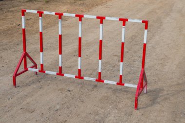 Kırmızı ve beyaz çelik çit yasak bölge