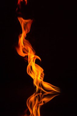 alevler siyah arkaplanda