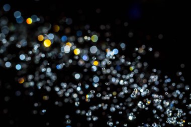 Arkaplan için siyah kullanım üzerine renkli bokeh