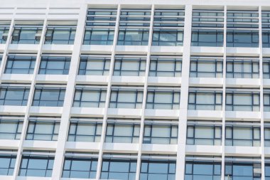 Beyaz bina arkaplanının pencereleri