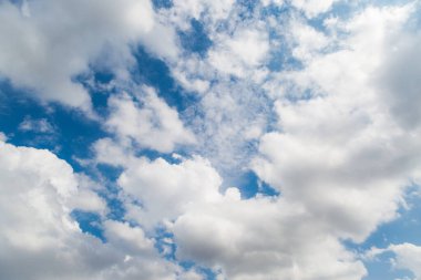 Mavi arkaplan üzerinde beyaz seyrek bulutlar