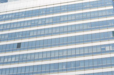 Mavi cam pencereli modern ofis binası