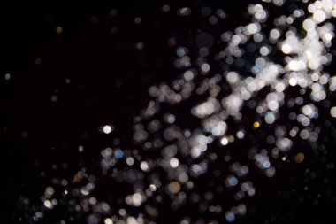 Siyah arkaplan üzerindeki soyut bulanık bokeh dokusu