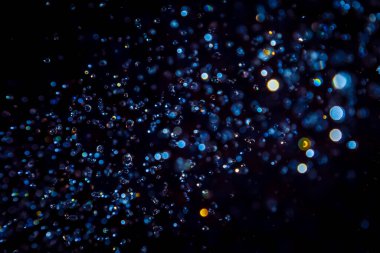 Siyah zemin üzerinde lüks mavi bokeh dokusu