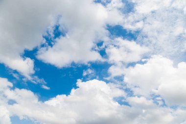 Mavi arkaplan üzerinde beyaz seyrek bulutlar