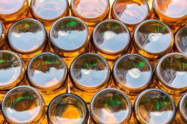 Alttaki bira şişesinin arka planı.