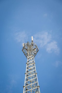 Açık mavi arkaplanı olan beyaz telefon direği