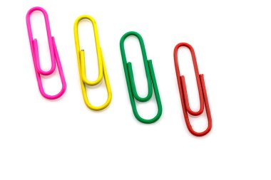 Beyaz arkaplanda izole edilmiş renkli ataçlar