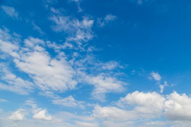 Açık mavi gökyüzü bulutları yumuşak arkaplan