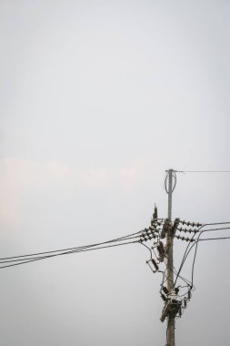 açık gökyüzü arka planına sahip elektrik direği