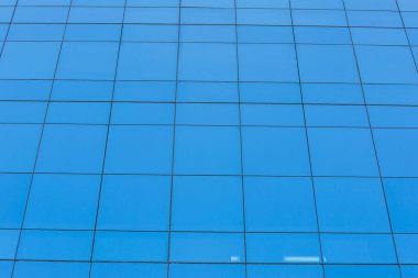 Mavi cam pencereli modern ofis binası