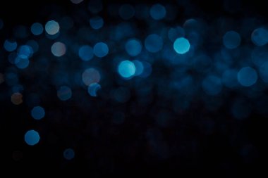 Siyah arkaplanda soyut mavi bokeh dokusu