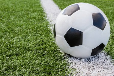 Futbol topu beyaz çizgi arkaplanda sahada