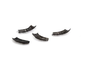 Beyaz arkaplanda izole edilmiş eski takma kirpik