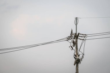 açık gökyüzü arka planına sahip elektrik direği
