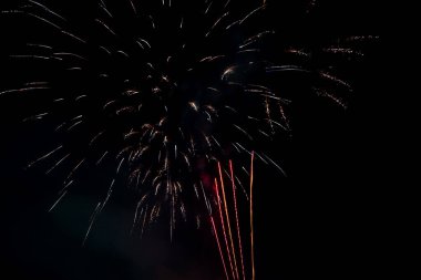 Siyah arkaplanda kutlama etkinliğinde havai fişek çalışması