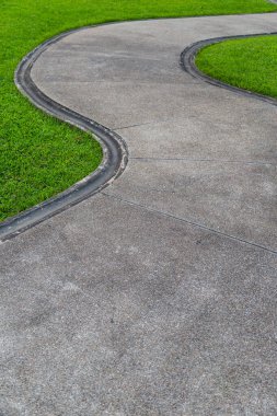 Yeşil çimlerin üzerinde yürü