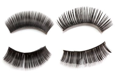 Beyaz arkaplanda izole edilmiş siyah takma kirpik kullanıldı