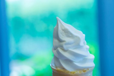 Yeşil arka planı olan dondurma külahı.