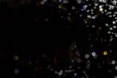 Arkaplan için siyah kullanım üzerine renkli bokeh