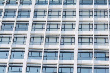 Beyaz bina arkaplanının pencereleri