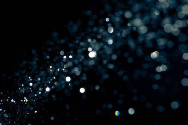 Sudan Bokeh arkaplanı ve siyah arkaplanı olan ışık