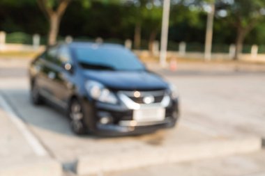 Bulanık araba parktaki otoparkta.