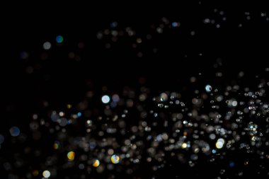 Siyah arkaplan üzerindeki soyut bokeh dokusu