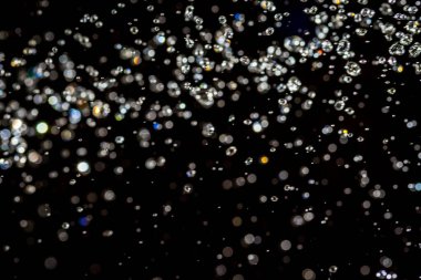 Siyah arkaplan üzerindeki soyut bokeh dokusu