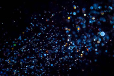 Siyah zemin üzerinde lüks mavi bokeh dokusu