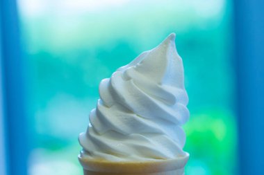 Yeşil arka planı olan dondurma külahı.