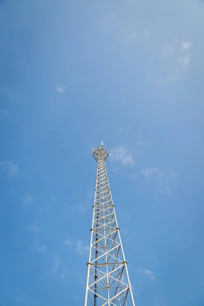 Bílá Telefonní Tyč Jasnou Modrou Oblohou Pozadí — Stock fotografie