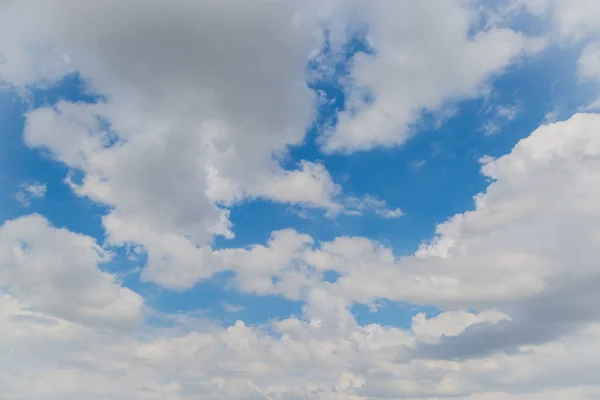 Weiße Dünne Wolken Über Blauem Himmel — Stockfoto