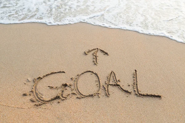 ビーチの背景に砂の上矢印と砂の上のメッセージの目標 — ストック写真