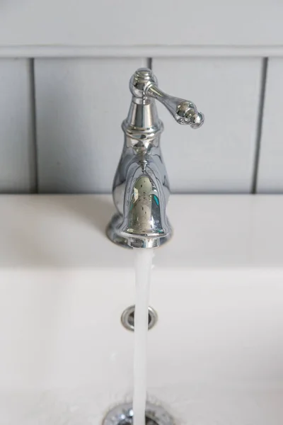 Water Uit Een Open Kraan Met Witte Spoelbak Achtergrond — Stockfoto