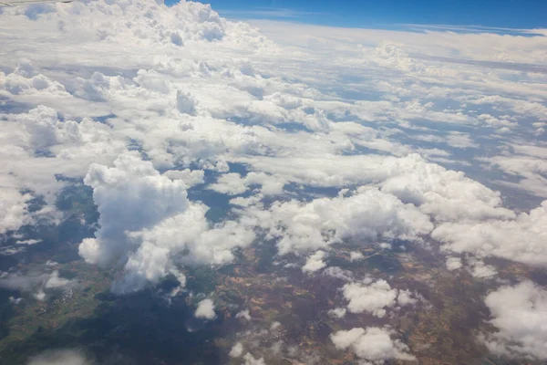 午前中の飛行機の雲を背景に青い空 — ストック写真