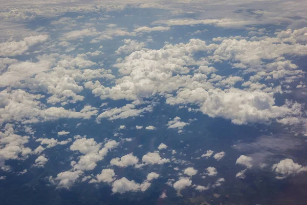 午前中の飛行機の雲を背景に青い空 — ストック写真