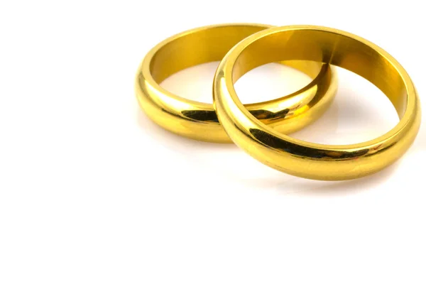 Закрыть Два Золотых Кольца Свадьбы Изолированы Белом Фоне — стоковое фото