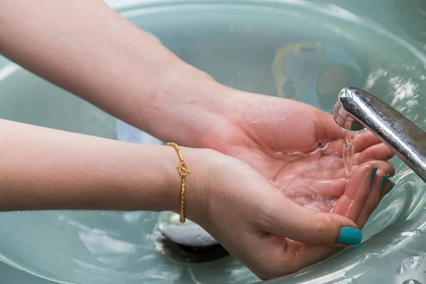 Mencuci Tangan Dengan Sabun Bawah Air — Stok Foto